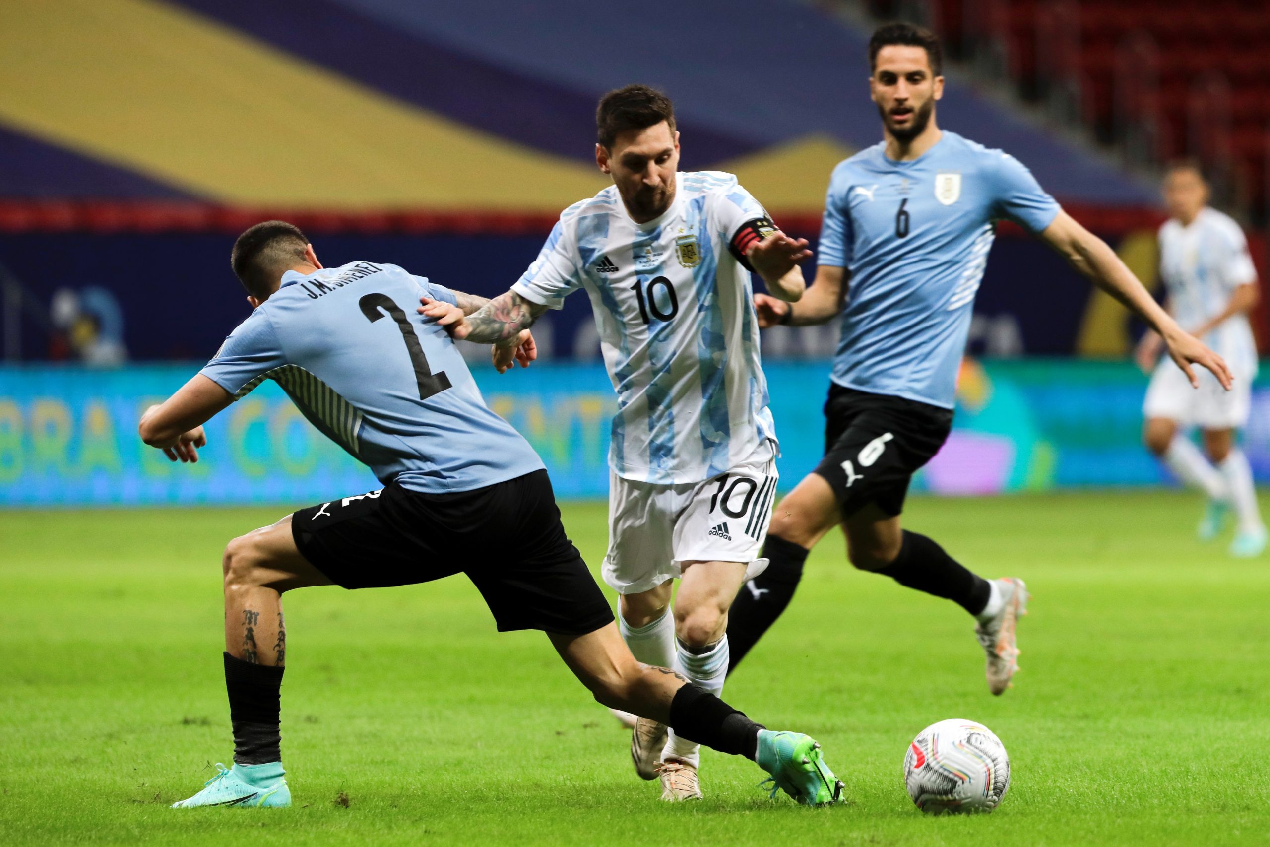 Результаты футбола аргентина. Футбольная команда Аргентины. Сборная Аргентины. Сборная Уругвая 2021. Месси в сборной Аргентины.